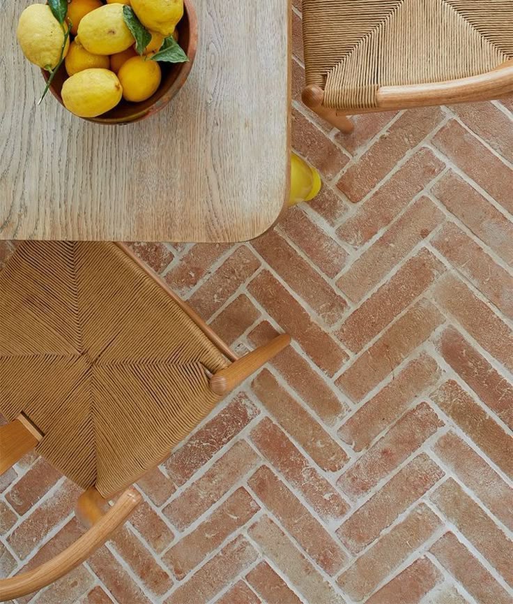 Terrasse en tomette terre cuite, couleur terracotta clair