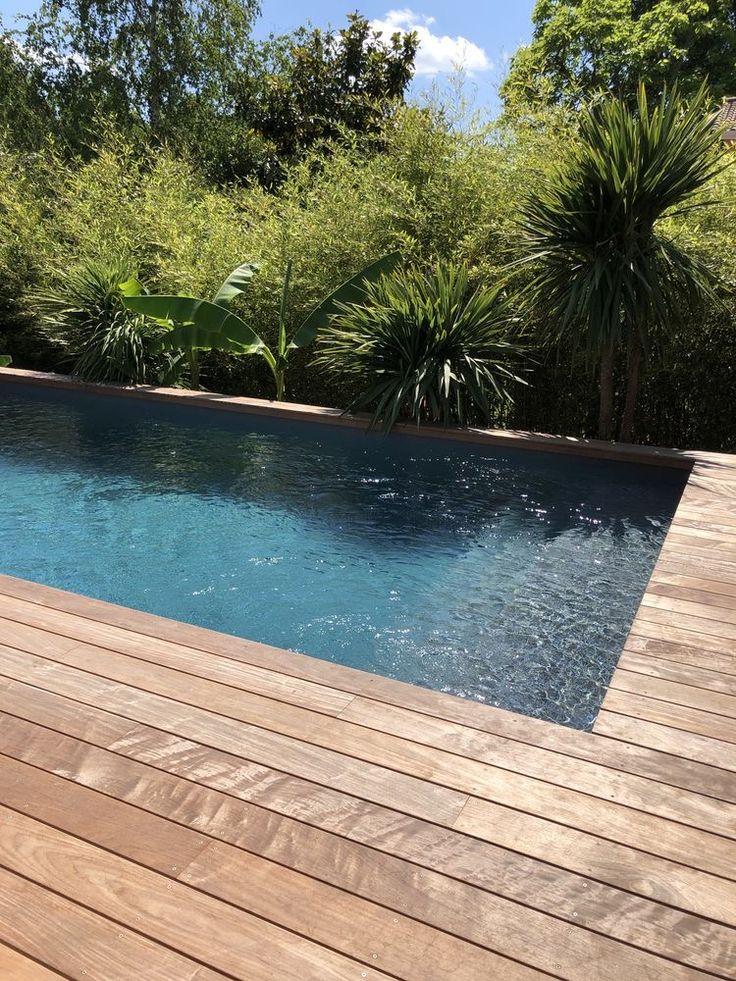 Terrasse en bois autour d'une piscine
