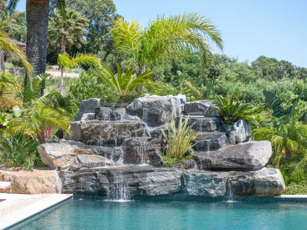 Cascade au bord d'une piscine réalisée par Adonis