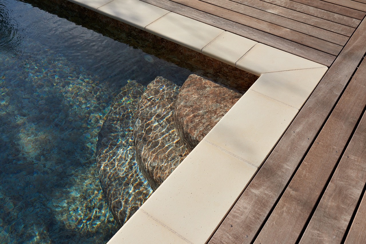 Détail de piscine, terrasse bois