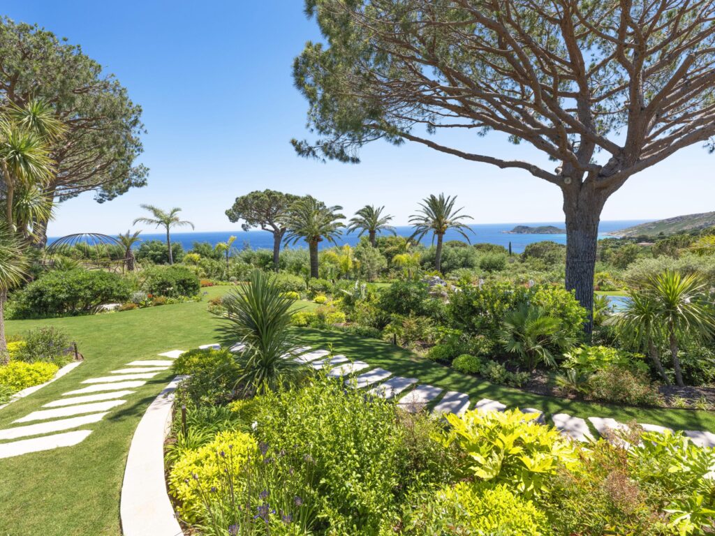 Vue panoramique d'un jardin avec vue sur mer, projet paysager réalisé par Adonis