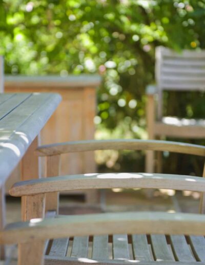 Mobilier de jardin en bois sous une terrasse ombragée