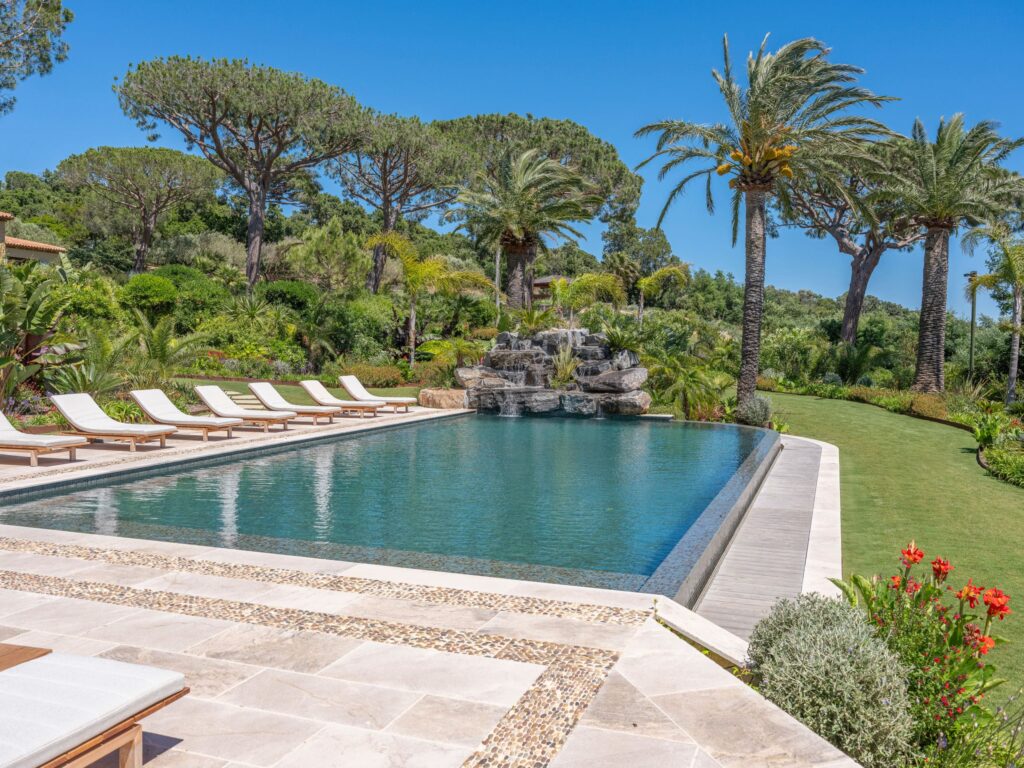 Magnifique projet de piscine à débordement réalisé par Adonis Paysages