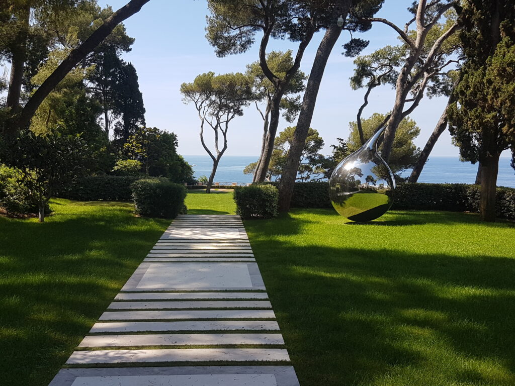 Sculpture élégante dans un jardin haut de gamme Adonis Paysages