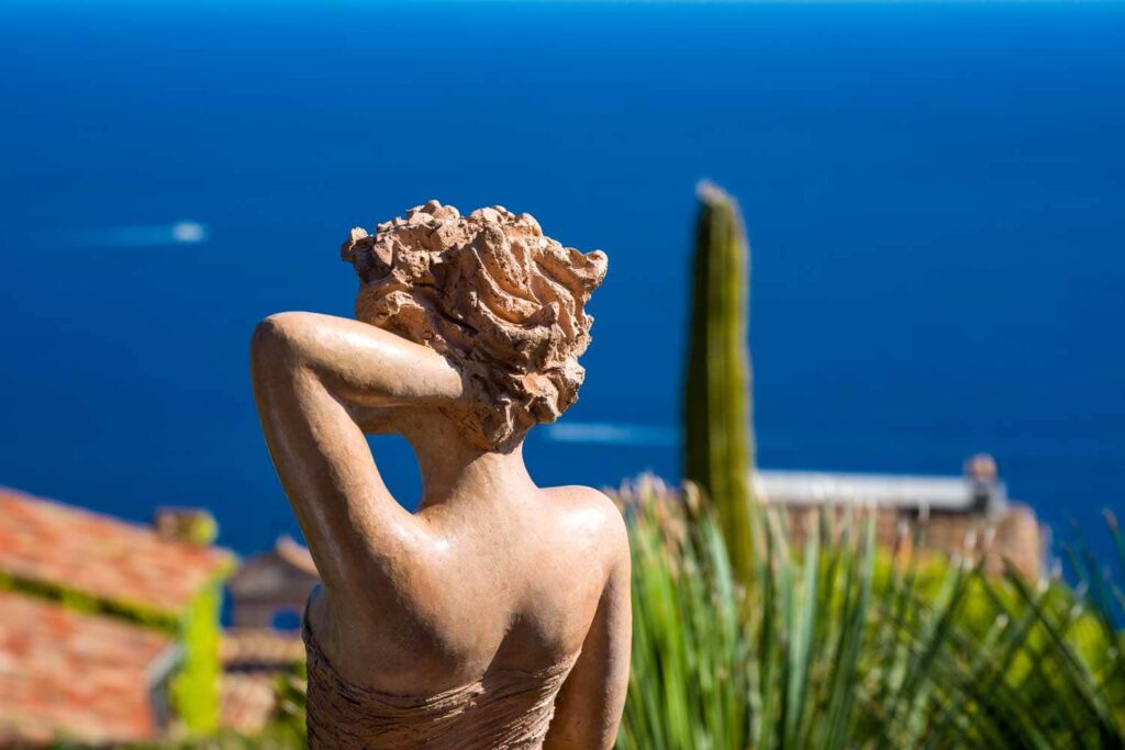 Statue of a woman contemplating the sea and the horizon