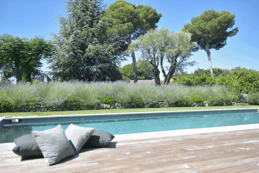 Terrasse méditerranéenne en bois avec piscine