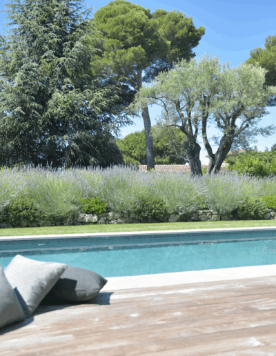 Terrasse méditerranéenne en bois avec piscine
