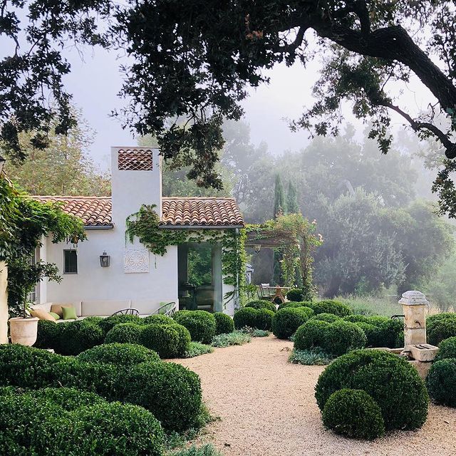 Enhancing a villa exterior with topiary art